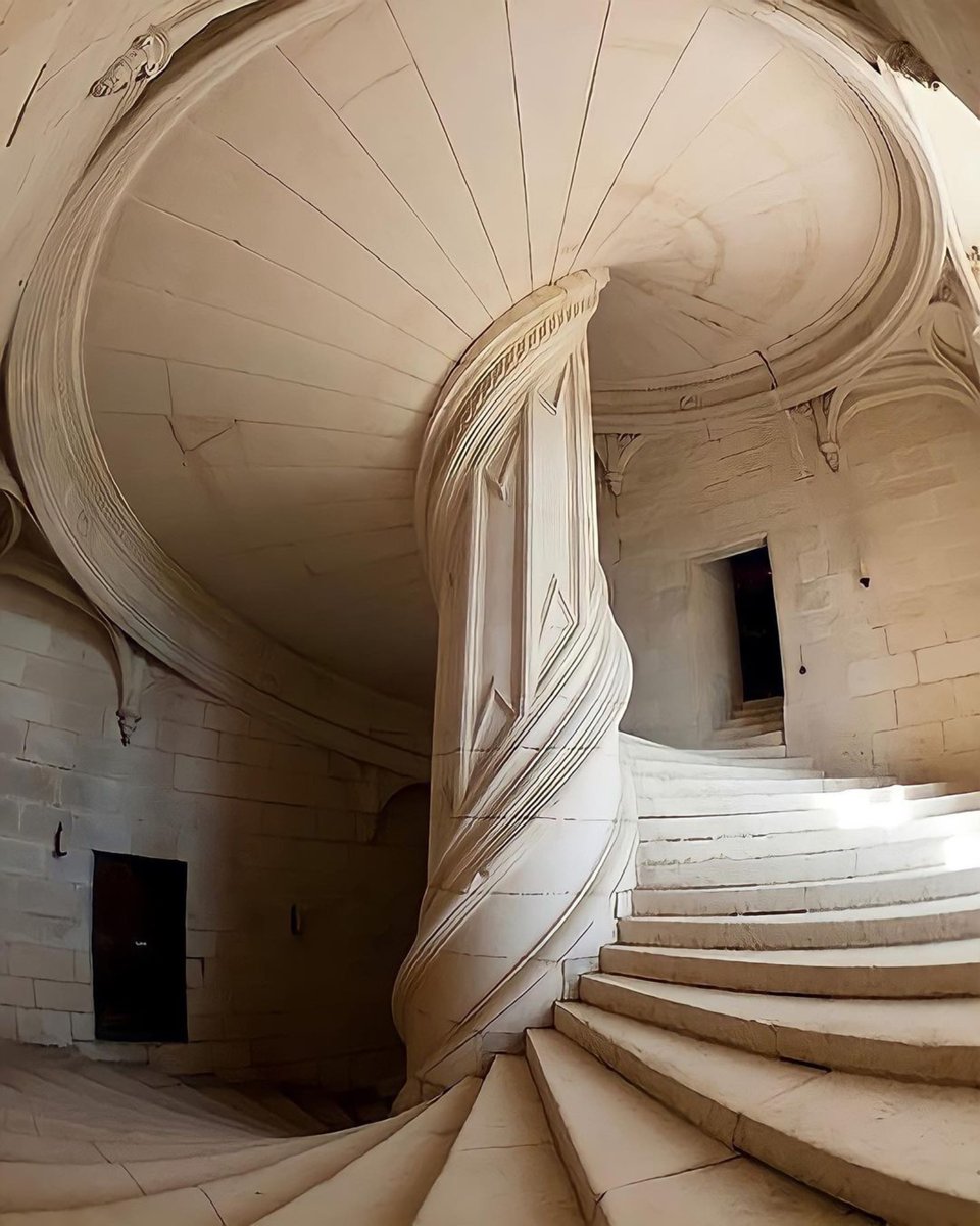 The Genius of Leonardo Da Vinci, born 572 years ago on April 15, 1452 - thread 🧵 1. Château de La Rochefoucauld's staircase