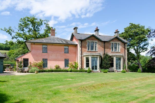 Take a look inside a gorgeous rectory which featured in a Thomas Hardy Novel, for sale in one of Dorset’s most deliciously-named villages... #booklovers #bookworms buff.ly/3TPUl0t