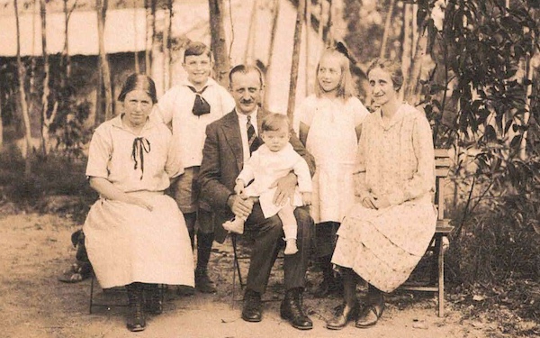 HBodenmann's tweet photo. „Schätze in unscheinbaren Kisten“ - Historisches Archiv der Siebenten-Tags-Adventisten in Europa
https://t.co/91nfbRwTpt
© Foto: Historisches Archiv der STA in Europa (Friedensau)
@refpunktch @kathch @EKS_EERS @Livenet_CH @Life_Channel @EMKschweiz @IDEASchweiz @EvangAllianz https://t.co/UWfgOGPD3c