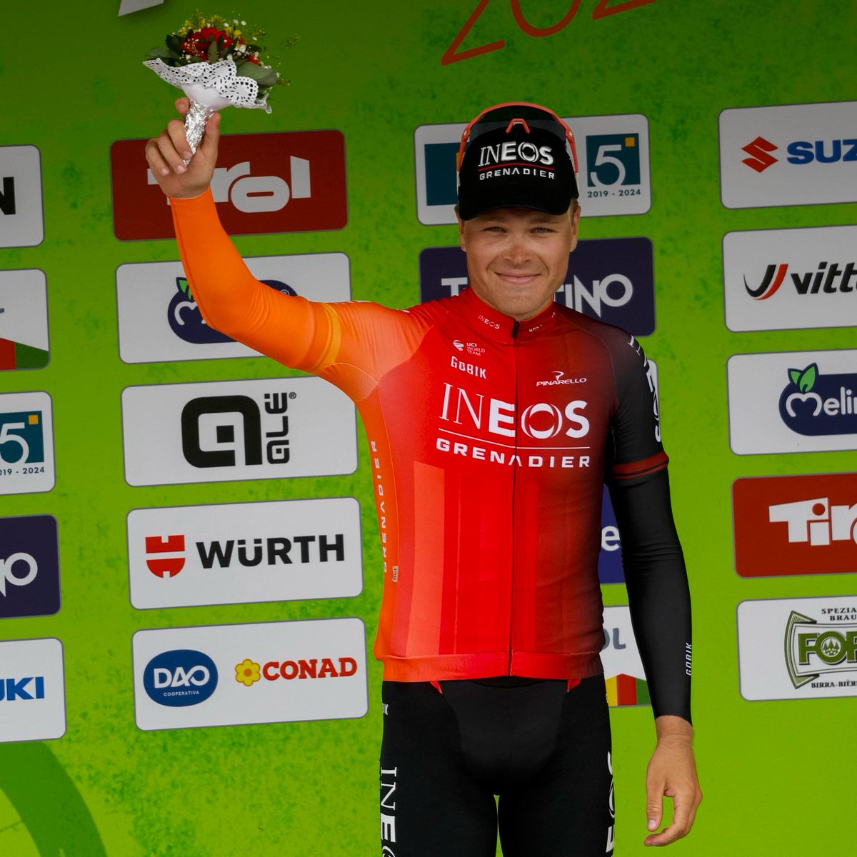🥇 @Tobias_S_Foss takes it home at #TotA🇮🇹! The Norwegian rider opens up his winning counter with @INEOSGrenadiers as he perfectly solves the deciding sprint of the reduced group and is the first leader of the race 👏