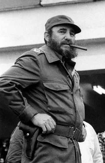 @roberto692000 @ElbaBallate @Alenamf19 @Miranda21351244 @ClaraMariaChav1 @FrankLPortal @FelizenQba @ManoloRGomez @marianacuba71 @CalderinDora También escribo #Fidel cada día en el camino porque labró mi destino y le sigo siendo fiel En ese ataque tan cruel de un abril lleno de gloria la real convocatoria fue empinarse y combatir fue morir para vivir en el pueblo y su memoria #Cuba #TenemosMemoria