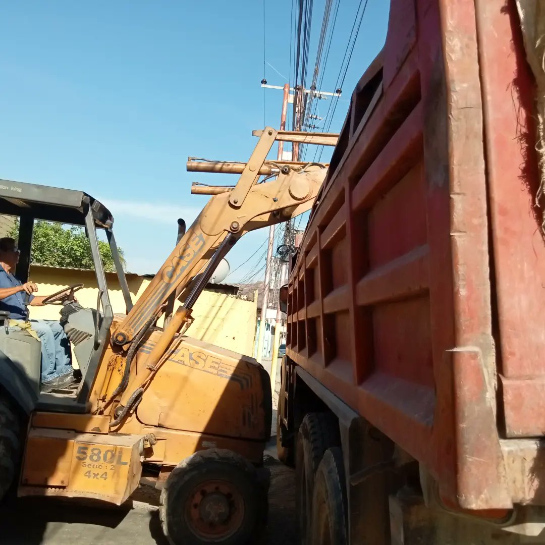 #15ABR 
Siguiendo las orientaciones de la alcaldesa @johanitakenpo 

 ✓ Se realiza la recolección con máquina retroexcavadora y camion de escombros sacados de la escarificación de la calle Sucre de colinas de San Joaquín 
#DaleConMaduro
#VamosPalanteMaduro