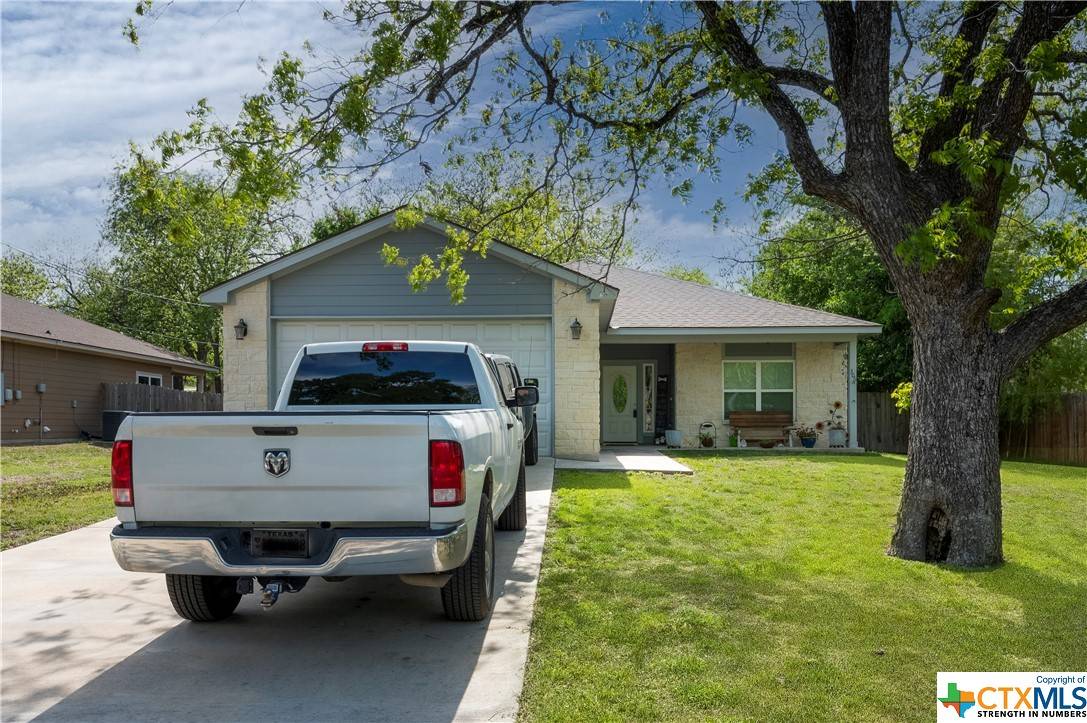 SimplySoldTexas's tweet photo. 306 N Race, Lampasas just hit the market!
Take a look at this awesome home! https://t.co/Dq9KIvynor https://t.co/CwpcBRiuqv