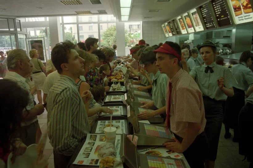 Varşova'daki ilk McDonalds'ın açılış günü - 17 Haziran 1992. Fotoğraf: Cezary Słomiński.