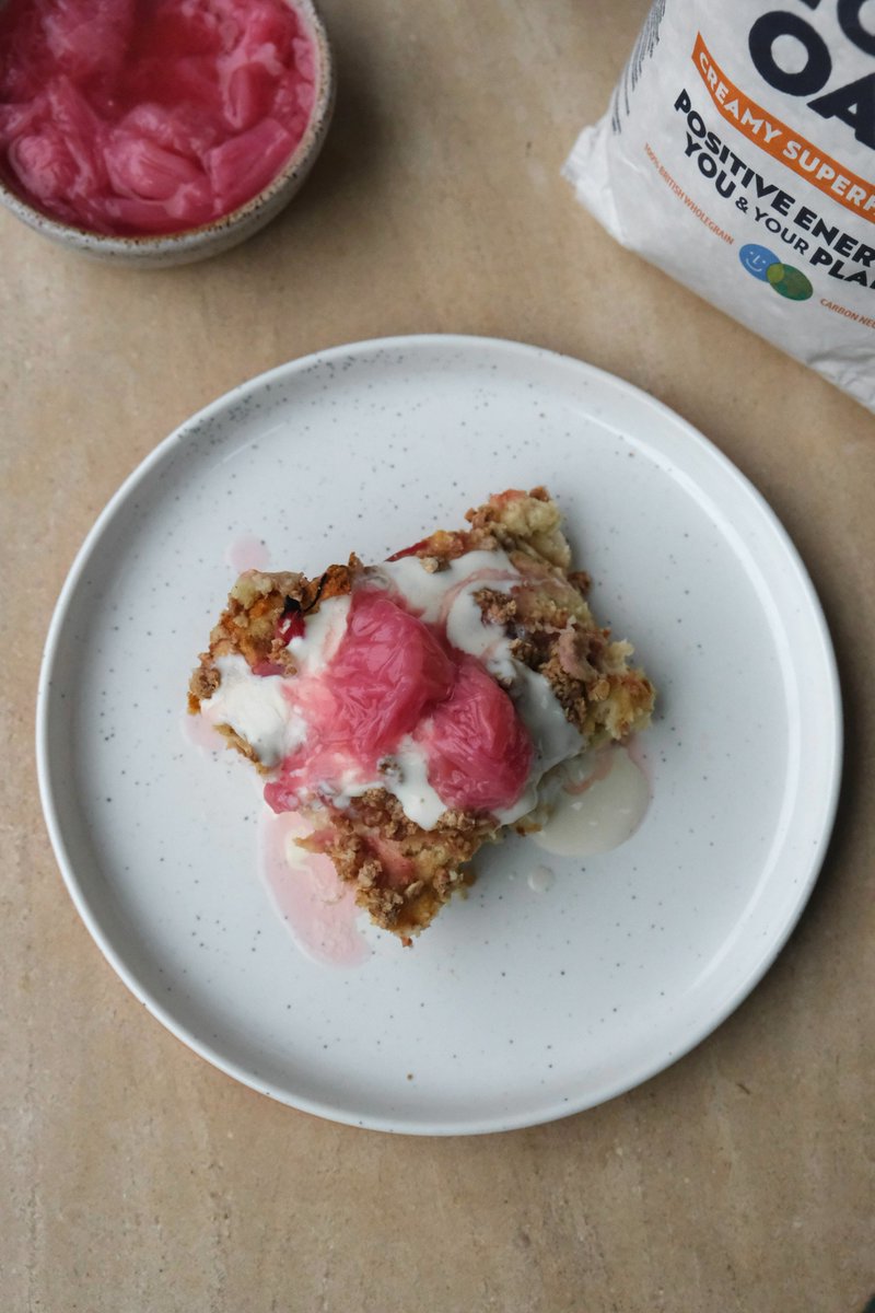 What do you get if you mix two legendary desserts together? 👀 …Rhubarb Crumble Bread & Butter Pudding! 🧡 Tart rhubarb, buttery crumble, and soft bread have come together to make the ultimate dessert 👉 mornflake.com/recipes/rhubar…