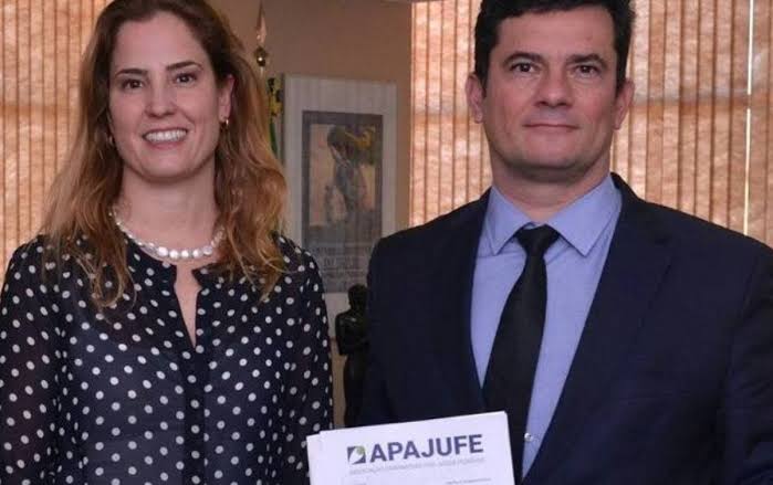 vinicios_betiol's tweet photo. URGENTE: a corregedoria ACABOU DE AFASTAR DO JUDICIÁRIO quase toda a turma de Curitiba que condenou o Lula. A juíza Gabriela Hardt, amiga do Sérgio Moro, está na lista. Três desembargadores do TRF4 também foram afastados. As acusações vão de formação de "cash back" a descumprimento de decisões do STF. Grande dia!