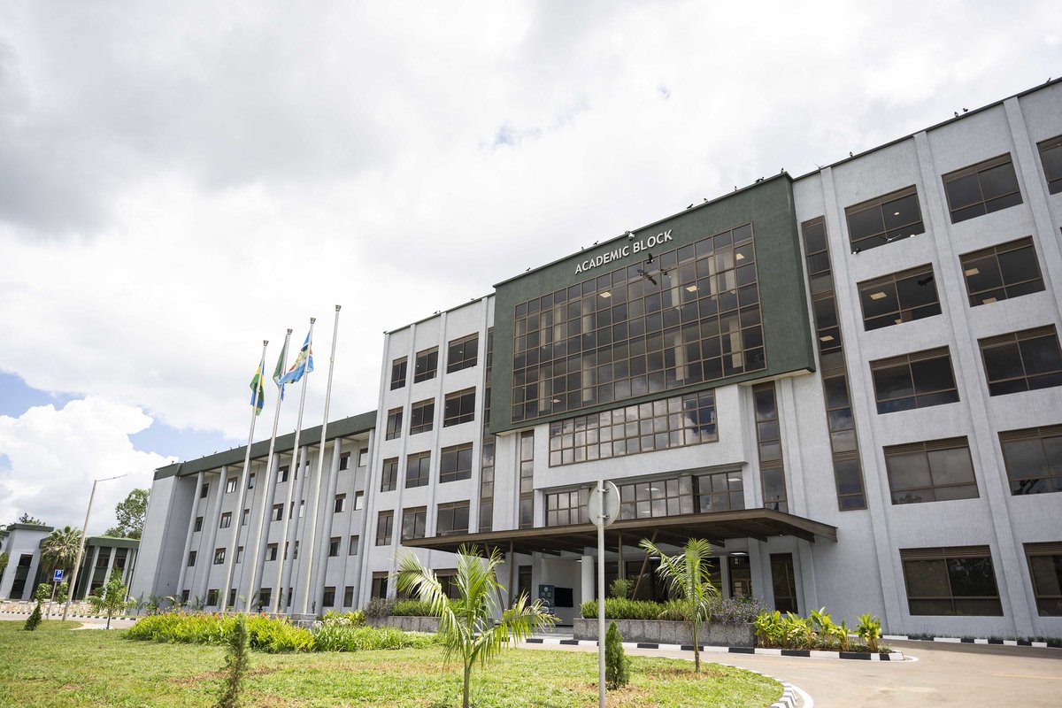 rbarwanda's tweet photo. 📷AMAFOTO📷

Perezida Kagame yatashye inyubako nshya zubatswe mu Ishuri Rikuru rya Gisirikare riri i Gako mu Karere ka Bugesera, hagamijwe kuryagura no kurushaho kunoza ireme ry'amasomo ritanga. #RBAAmakuru https://t.co/8ZJIVBMuge