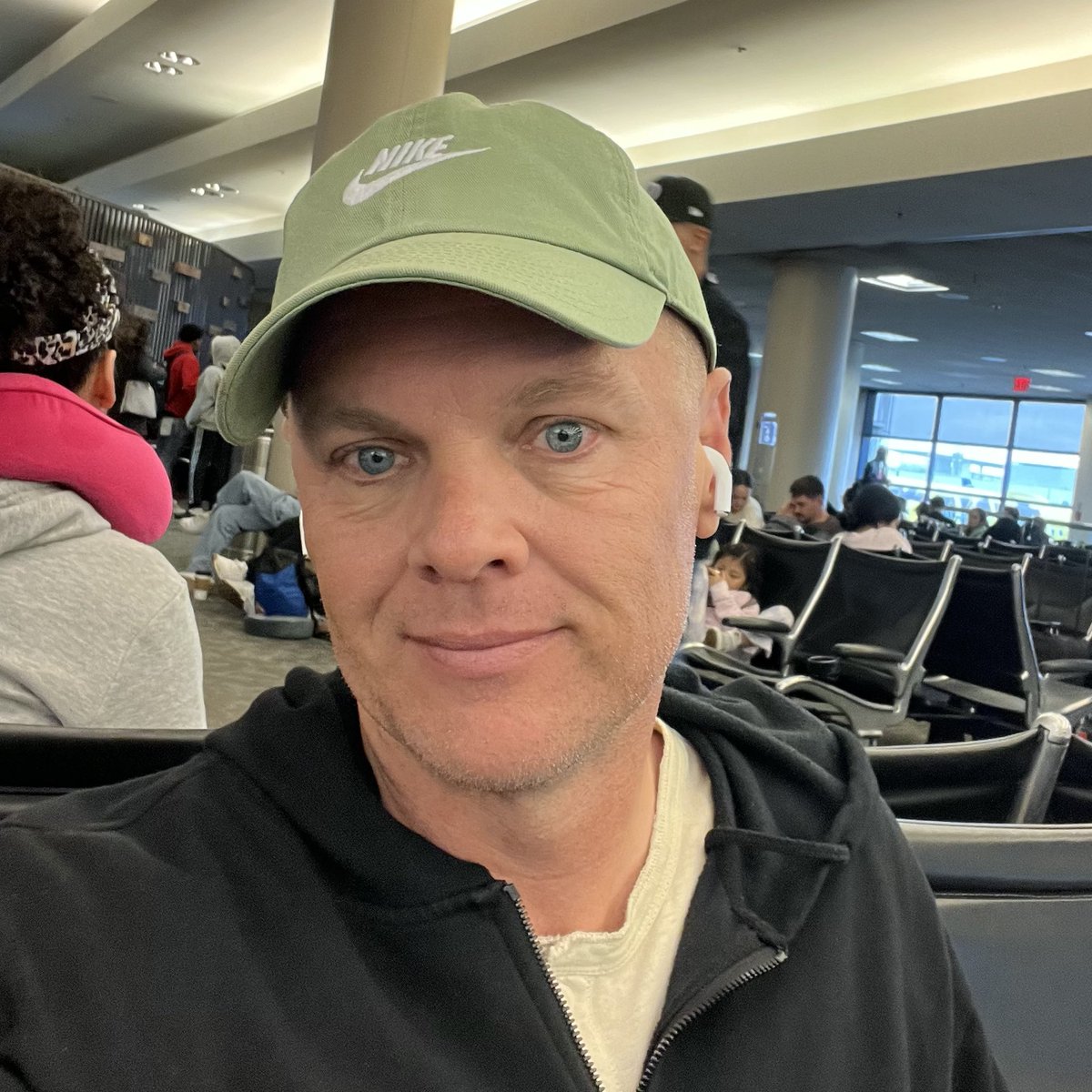 It was a tough 4:30 am wake up and now I’m relaxing at beautiful LAX waiting to catch my flight to Florida for the @BzCannabis conference. Excited to moderate the opening keynote with $GLASF CEO @kylekazanceo tomorrow morning and see everyone in person!