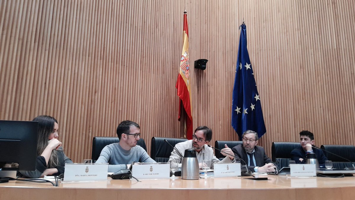 @CrisArjona @greenpeace_esp @mitecogob Álvaro Fenández Heredia (@transportesgob): la #LeyMovilidadSostenible debe ser un pacto social y el marco regulatorio que posibilite el derecho a la movilidad sostenible para la población. Pero muchas de las normas que regulan la movilidad son de competencia autonómica o local.