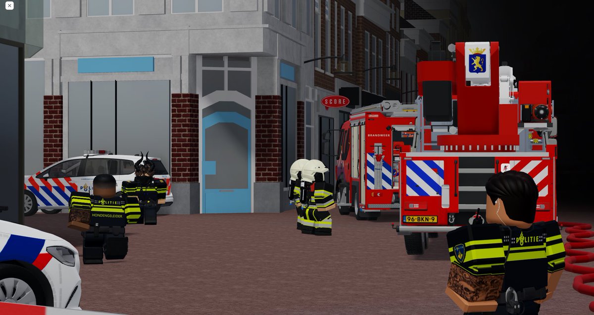 MitchelRP's tweet photo. In #Leeuwarden zijn wij ter plaatste voor een zeer grote brand #GRIP1 bij de McDonalds aan de Wirdumerdijk, wij adviseren omwonende om hun ramen &amp; deuren te sluiten indien zij #overlast ervaren. https://t.co/bPl4gMVgsY