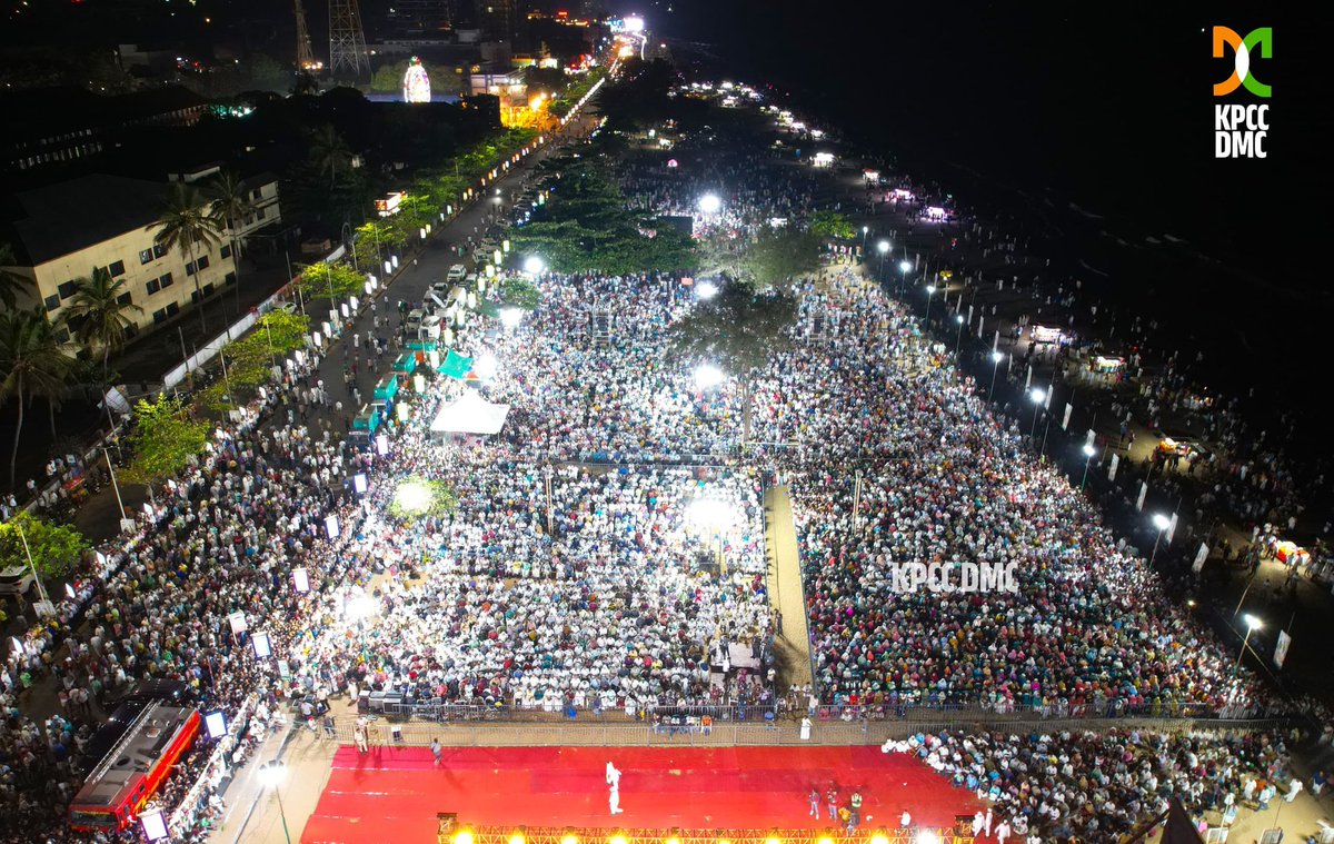 vijaythottathil's tweet image. View from Kozhikode beach where Sri @RahulGandhi is now addressing the crowd 💕🔥🔥
#VoteForUDF
#RahulGandhi