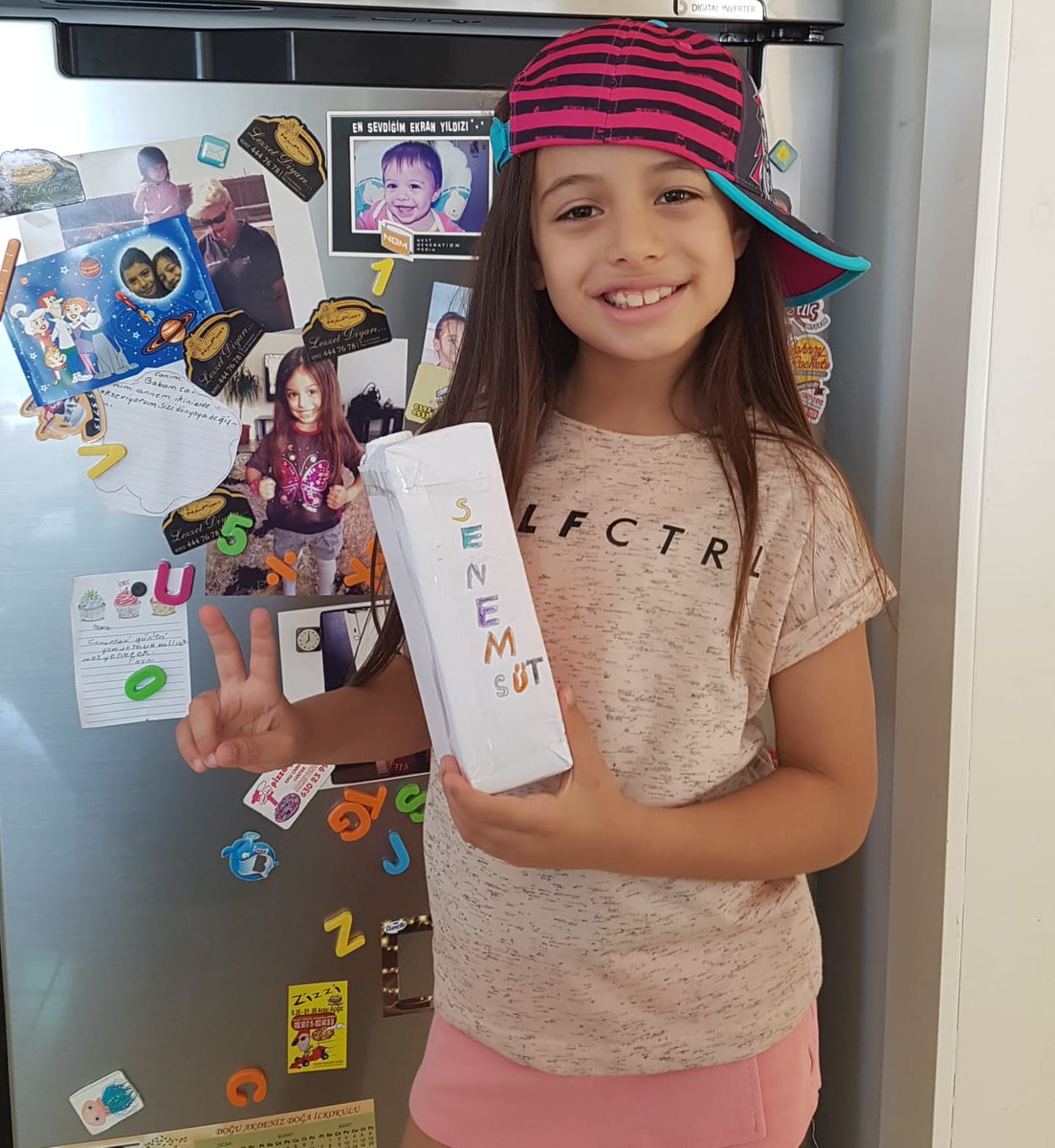 enverkarakaya's tweet photo. Buzluğun üzerinden Selin notları:

"Canım babam, canım annem ikinizi de çok seviyorum. Sizi dünyaya değişmem."

"Cumartesi günleri yumurta ve ballı ekmek yenecek"

Söyleyeceğin şeylere, alacağın her kararı saatlerce dinlemeye öyle ihtiyacım var ki...

#isiasortakdavamız https://t.co/piDFsoKXFd