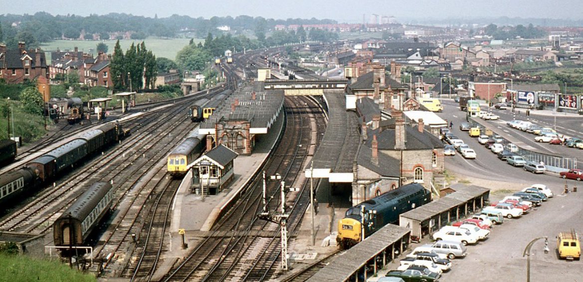 I’ve chosen this for #MixedBagMonday as there is so much going on in the photo, how many locos can you spot besides the class 37 stabled at Ipswich station, 1972. 📸 Crewcastrian