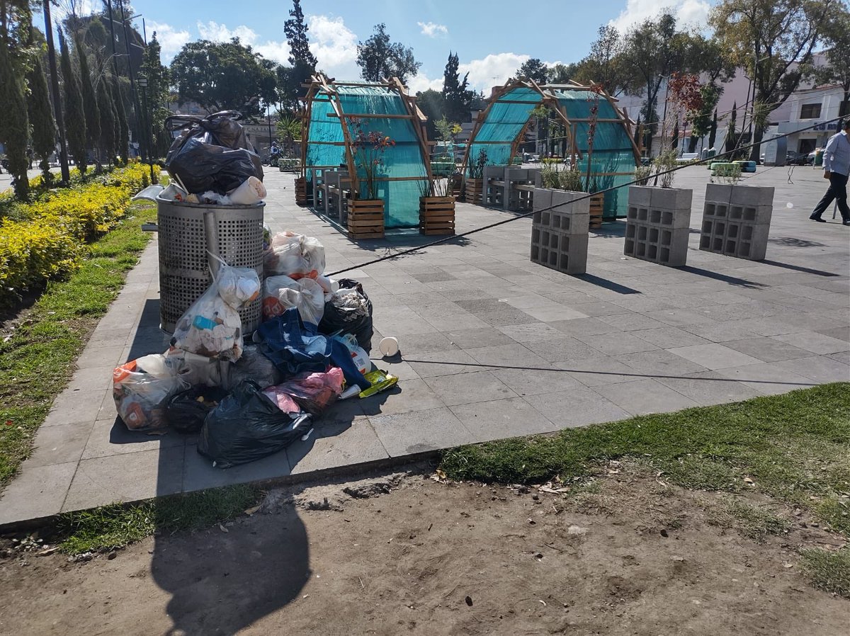Hilo de cómo las decisiones políticas de <a href="/angiemoyam/">Angélica Moya</a> en #Naucalpan tienen efectos negativos en la recreación de sus habitantes. 

Y de cómo la plaza Revolución pasó de ser un lugar limpio y de esparcimiento a un muladar lleno de comercio ambulante y basura.