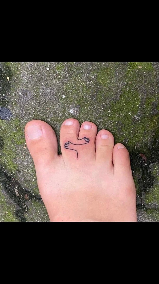 If I had two toes hooked up like this I swear I’d have that tattoo.