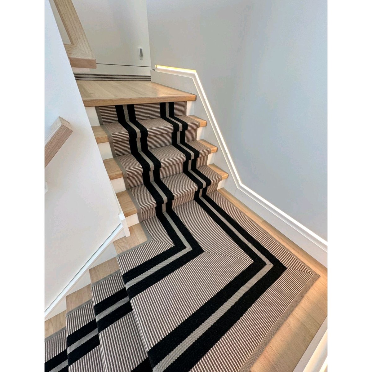 Our iconic PNT16 runner fits right in with the light colours and elegant finishes used in this superb hallway.
#hartleytissier #hartleyandtissier #madeinengland #designedinfrance #flatweave #wool #carpet #stairrunner #interiordesign #staircase #flooring #woodenstairs #staircarpet