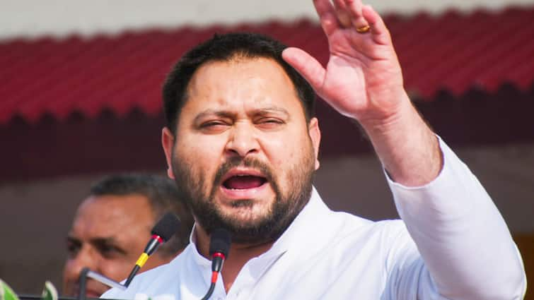 BIG NEWS 🚨 Prashant Kishore asks People to not take '10th fail' Tejaswi Yadav seriously 🔥🔥 '10th faiI Tejaswi is just learning how to sign. He has no idea how to give 1 crore jobs. He is 10th faiI despite being son of a former CM' - PK 'His parents ruled Bihar for 15 years…