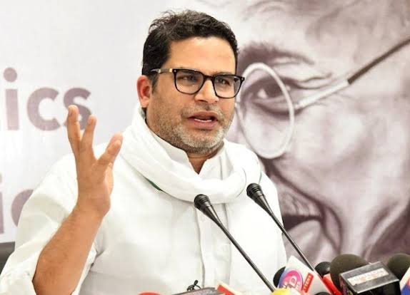 NewsAlgebraIND's tweet photo. BIG NEWS 🚨 Prashant Kishore asks People to not take "10th fail" Tejaswi Yadav seriously 🔥🔥

"10th faiI Tejaswi is just learning how to sign. He has no idea how to give 1 crore jobs. He is 10th faiI despite being son of a former CM" - PK

"His parents ruled Bihar for 15 years but they did not give even a single job, Tejaswi Yadav also won't give jobs" - Prashant Kishore ⚡