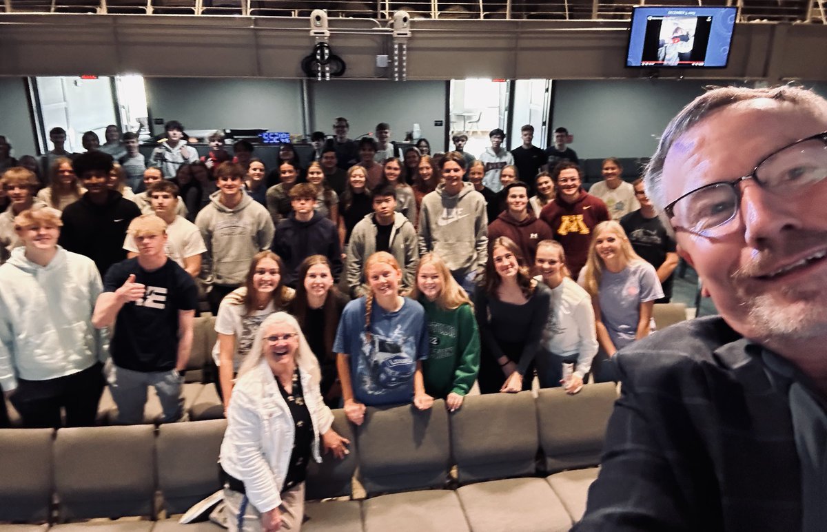 Just finished speaking to Mrs Weiking’s AP English class ⁦@sfchs⁩. They are reading _The Kite Runner_ and I shared with them about my experiences with Afghan culture. Great group! #SpeakersBureau