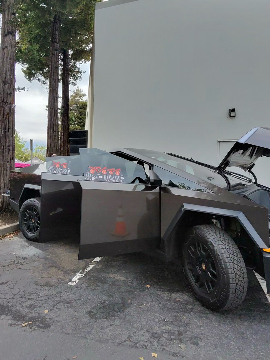 aztecdetailing's tweet photo. Schedule your next appointment @aztecdetailing let us bring the shine back after three rain #Tesla #cybertruck #aztecdetailing#bayarea#detailer# https://t.co/B1e2Divs7L