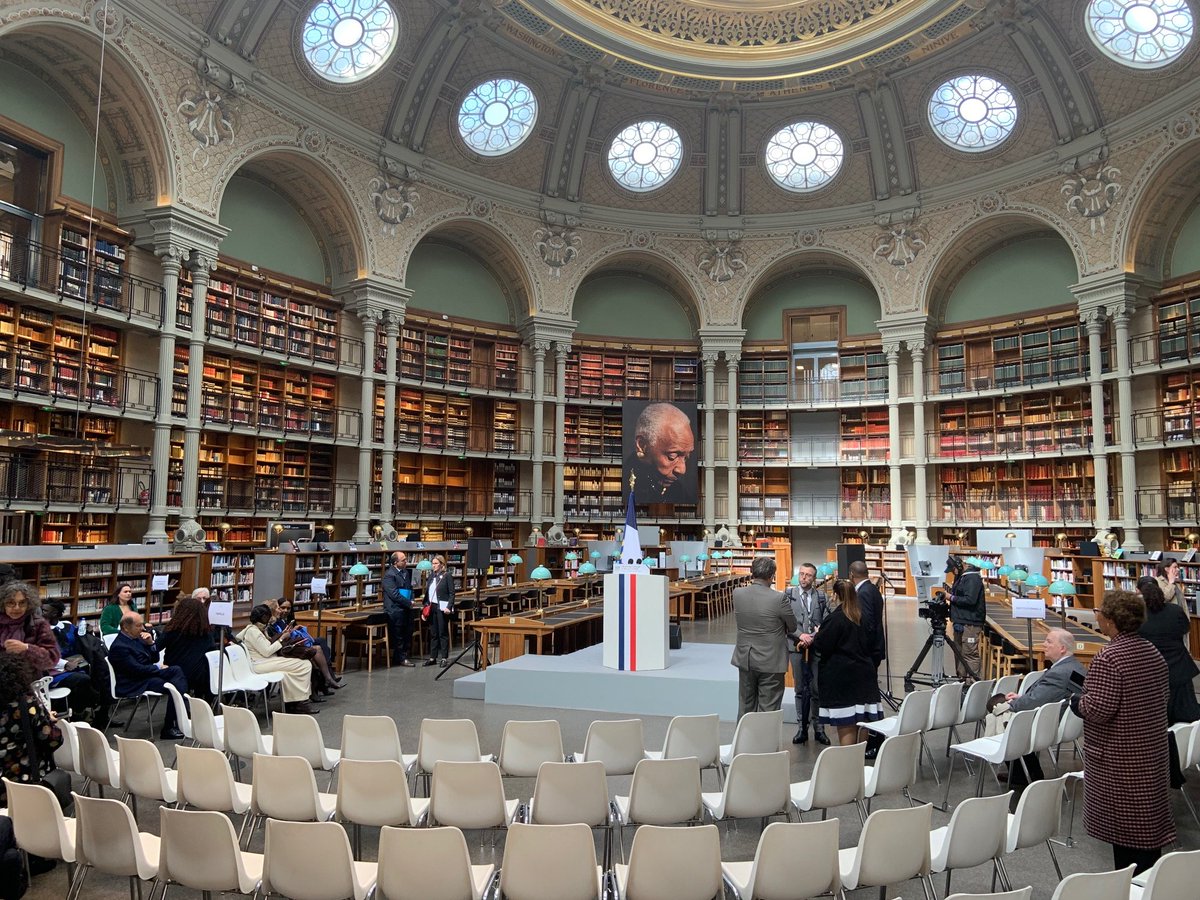 1/ Hommage national à Maryse Condé à @laBnF. La salle de lecture dans l'attente de l'assistance