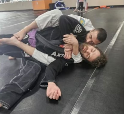Brazilian Jiu-Jitsu techniques can help officers take control of arrestees and de-escalate incidents quickly, reducing the chance of injury to police and subjects. loom.ly/Q9AITLs #policeofficer #lawenforcement #policetraining #policeofficersafety