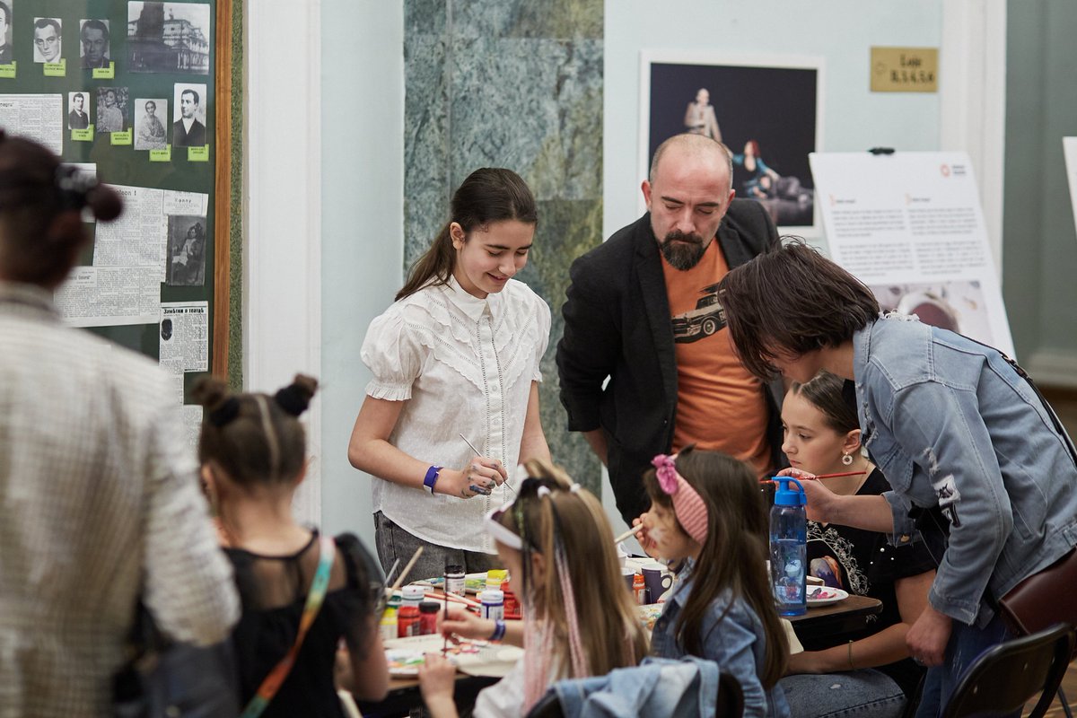 A painting workshop concluded UN Women's initiatives during #RomaWeek with the message #WeHaveTheSameRights. Empowerment & inclusion will continue to be the main directions driving our efforts for Roma women & girls to be actively involved at all levels in social & political life