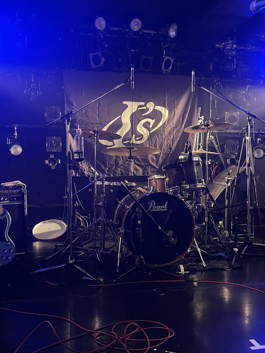 Sakura090702's tweet photo. 初めての最前途中メガネどっか飛んでったけどそれも気にならないぐらい楽しすぎた！
物販の前に1000円で２つも取れて運が良かった！
#僕のアイズ  @aNo2mass https://t.co/7MyEVw0fx7