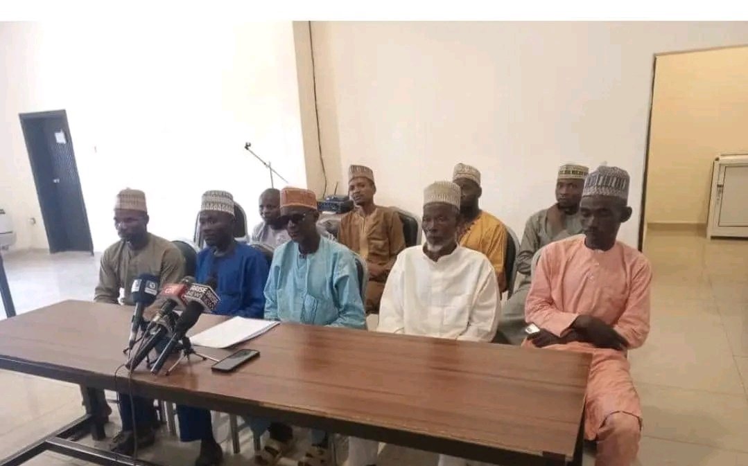 These men are APC ward members that suspended APC national Chairman #Ganduje! 🤣 Power truly belongs to the people. Corruption strives in Nigeria because the people fantastically celebrate corrupt evil men. Pastor Paul Enenche Got arrested Brazzers Kano State Oshiomole