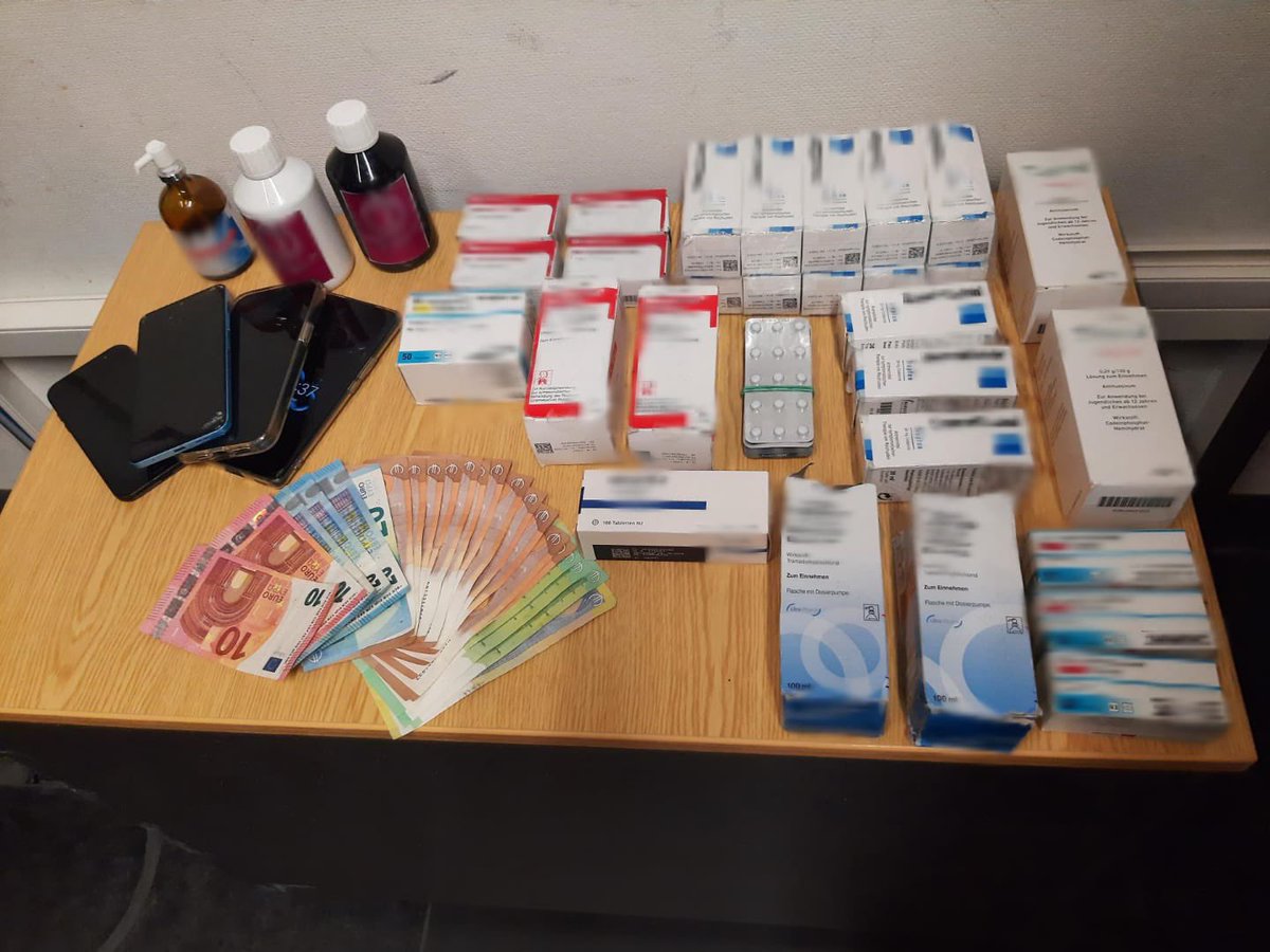 Am Samstagabend kontrollierten 👮👮‍♂️ einen 22-Jährigen am Bhf. #Gesundbrunnen. Zum Sport wollte der Mann mit seiner Sporttasche scheinbar nicht - der Inhalt: ▪️750 Tabletten ▪️22 Fläschchen ▪️1200 Euro Bargeld 💶 ▪️4 Mobiltelefone📱 ▪️fremder Personalausweis #Sicherstellung