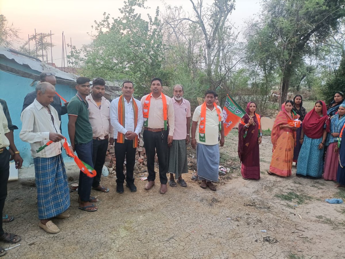 आज दिनांक 14/04/2024 को  राजनांदगांव लोकसभा भाजपा मंडल कुण्डा के माकरी एवम् गिरधारी कापा ग्राम में घर- घर जाकर  हमारे यशस्वी प्रधानमंत्री श्री नरेंद्र मोदी जी के 10 वर्ष के स्वर्णिम कार्यकाल के अनेकानेक उपलब्धियों के बारे में जानकारी दिये 
<a href="/AmitShah/">Amit Shah</a> <a href="/BJP4CGState/">BJP Chhattisgarh</a> <a href="/KiranDeoBJP/">Kiran Singh Deo</a>