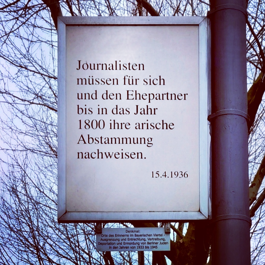 Ja, heute ist ein sehr guter Tag, um sich über die in unserer Zeit so kostbare Pressefreiheit zu freuen. 🙏 #otd Die Mahnung bleibt zudem: Nie wieder Naziytrannei! Gedenktafel im @BayViertel, #Berlin.