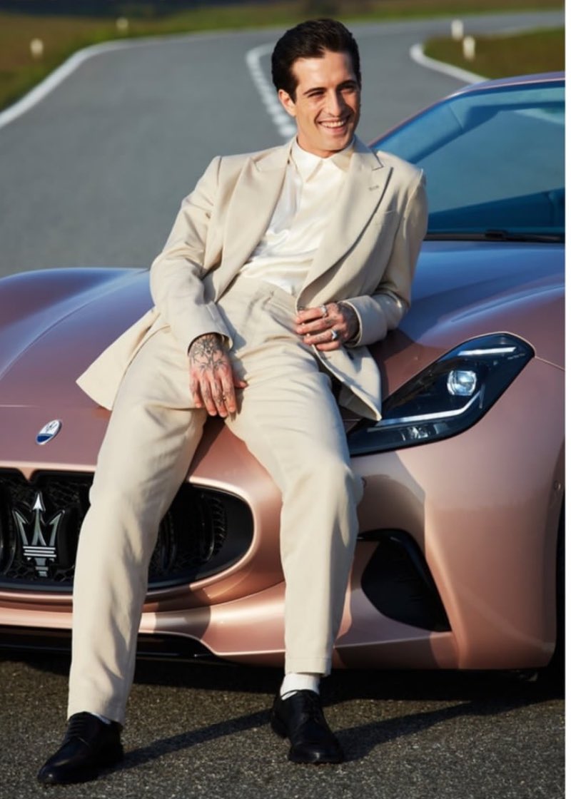 Damiano hit me with ur massive car pls 🛐🙏🏼 (I wanna ride that car👀)