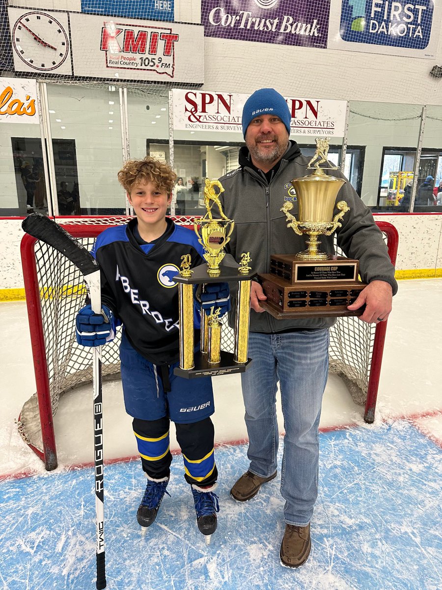 Bringing home the hardware #GrabYourTwig
.
.
#hockeystick #icehockey #hockeyplayer #hockeydad #RogueB #Whiteout