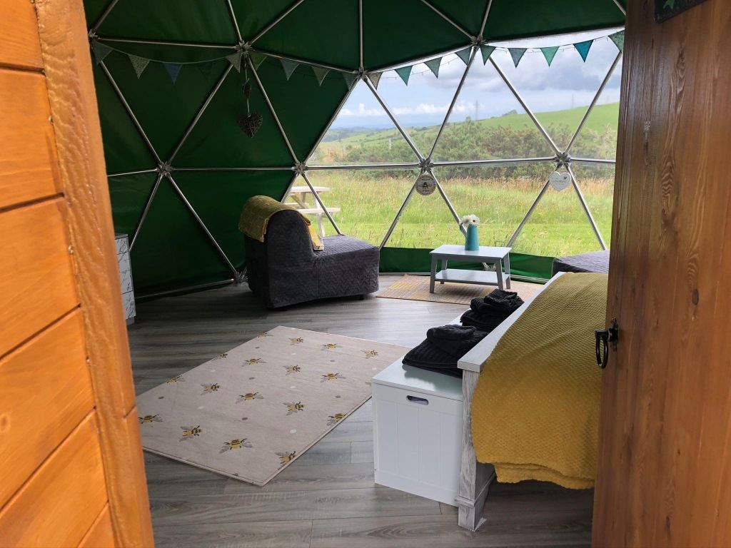 aroundaboutbrit's tweet image. ⭐ Glamping Conwy ⭐
Experience the unique charm of Pant y Rhedyn Domes in Trofarth near Abergele. With panoramic views of the rolling countryside, these quirky domes offer a one-of-a-kind stay in Conwy. 
 🏕 Glamping 
aroundaboutbritain.co.uk/Conwy/13053 
#Trofarth #Abergele #Conwy #Wales