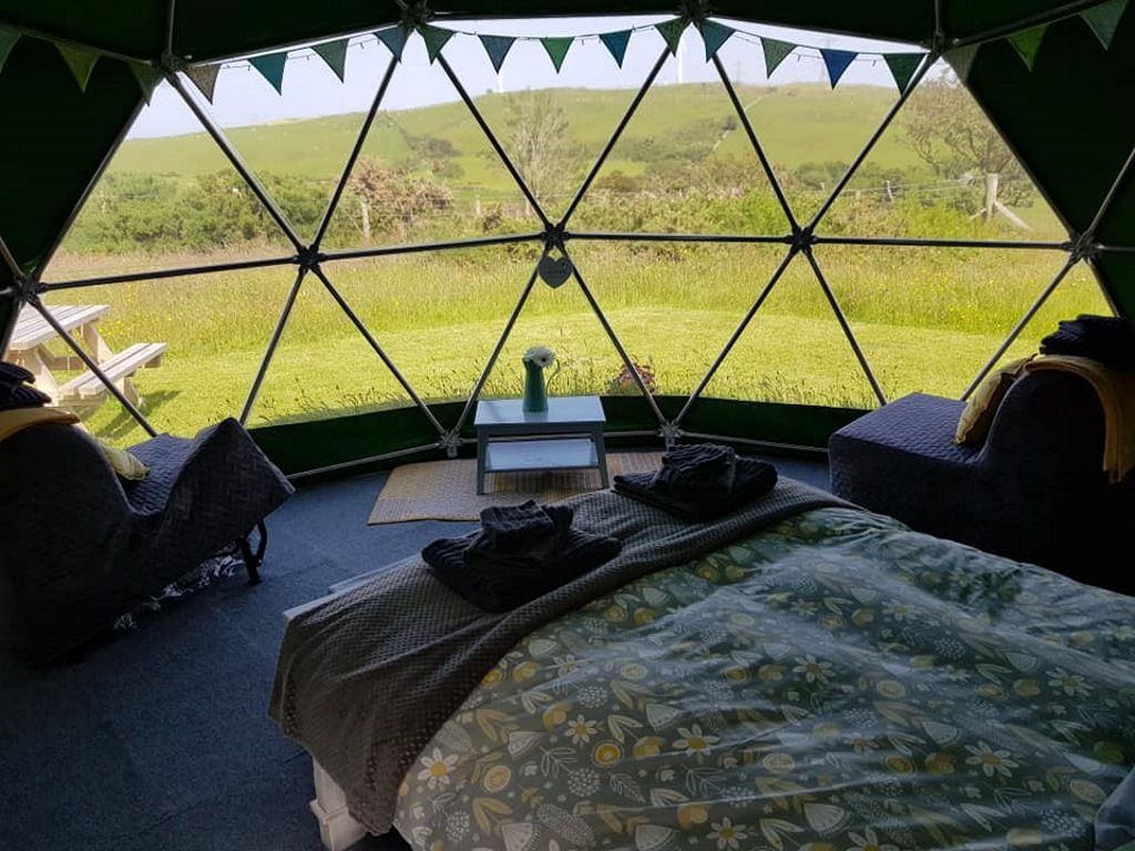 aroundaboutbrit's tweet image. ⭐ Glamping Conwy ⭐
Experience the unique charm of Pant y Rhedyn Domes in Trofarth near Abergele. With panoramic views of the rolling countryside, these quirky domes offer a one-of-a-kind stay in Conwy. 
 🏕 Glamping 
aroundaboutbritain.co.uk/Conwy/13053 
#Trofarth #Abergele #Conwy #Wales