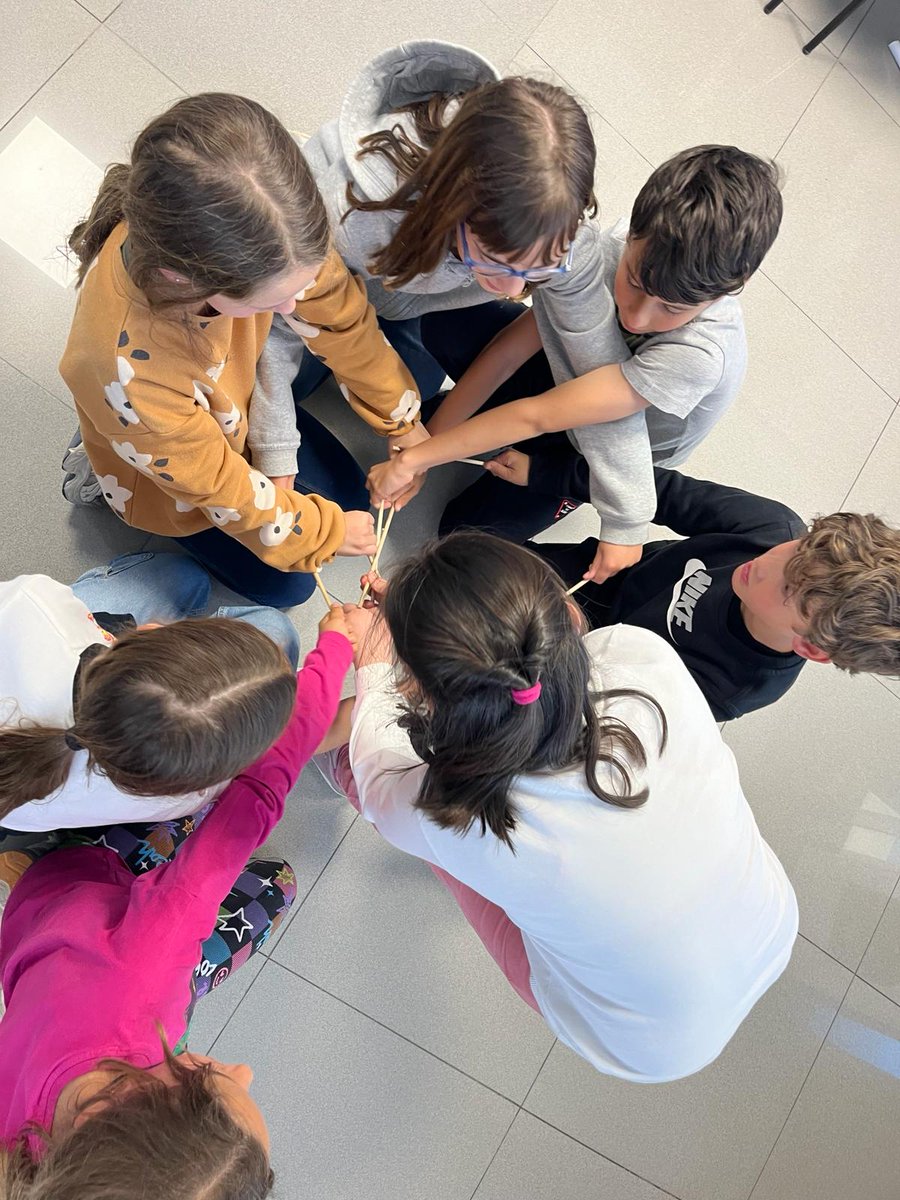 Under, over, through... What a fantastic way to practise spatial instructions 🇬🇧in English! Units mitjançant petits palets, aquests alumnes del professor Adam Kirkman -de #CambridgeSchoolOfficial #LaGarriga- practiquen les instruccions espacials en anglès per formar un cercle!