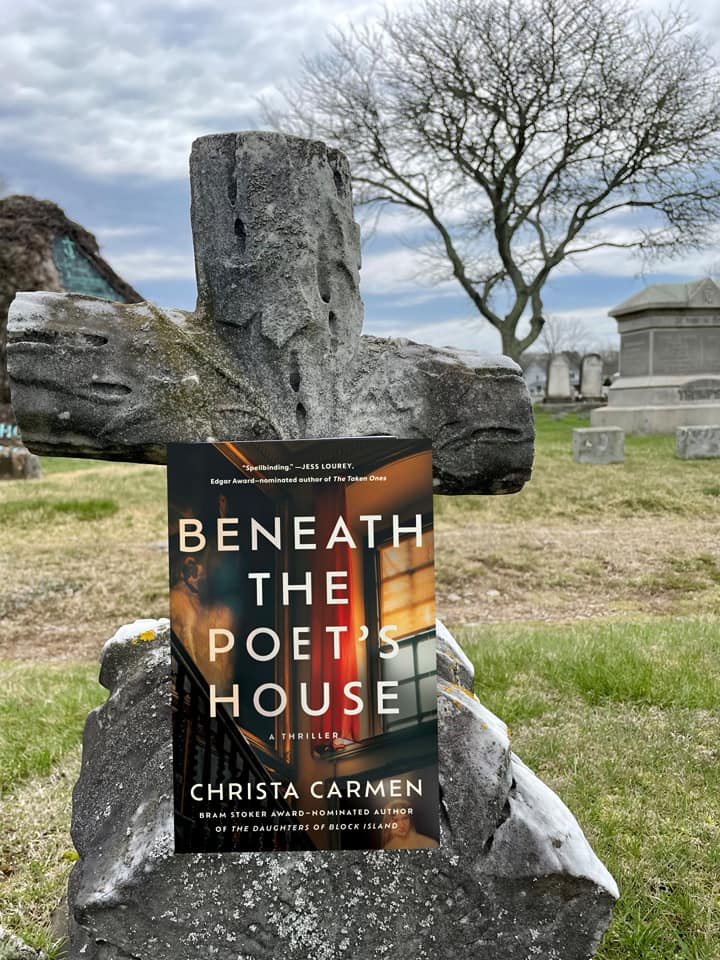 🪦📖🌹 COVER REVEAL 🌹📖🪦 BENEATH THE POET'S HOUSE is available for pre-order now (link in the first comment)!!! Here's the official synopsis: Unmoored by her husband’s death and suffering from writer’s block, novelist Saoirse White moves to Providence, and into the... 1/6