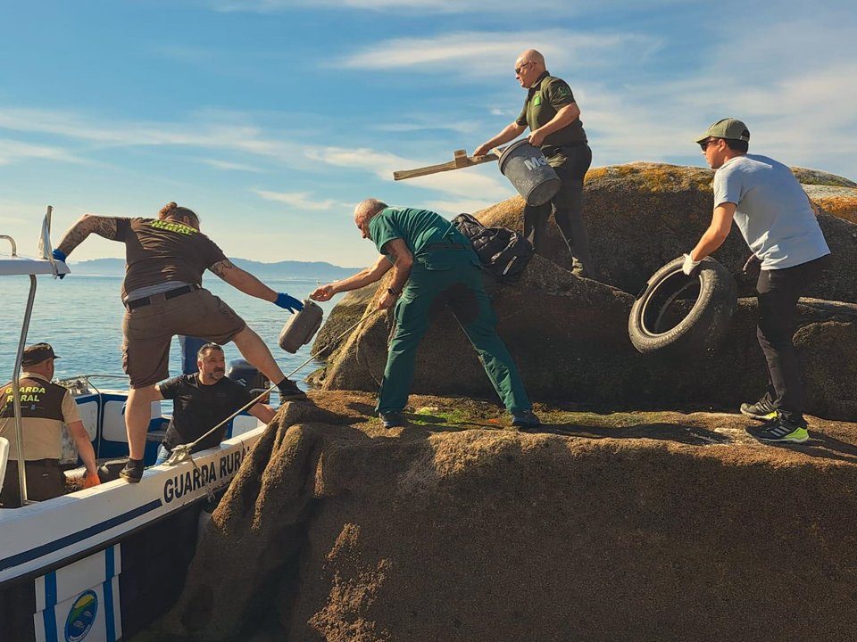 17 barcos, 32 buceadores y 62 personas voluntarias consiguieron retirar alrededor de 1300 kg de residuos de los fondos marisqueros que rodean al islote Guidoiro Areoso ♻️. ¡Echa un ojo a las imágenes de la última jornada de voluntariado!