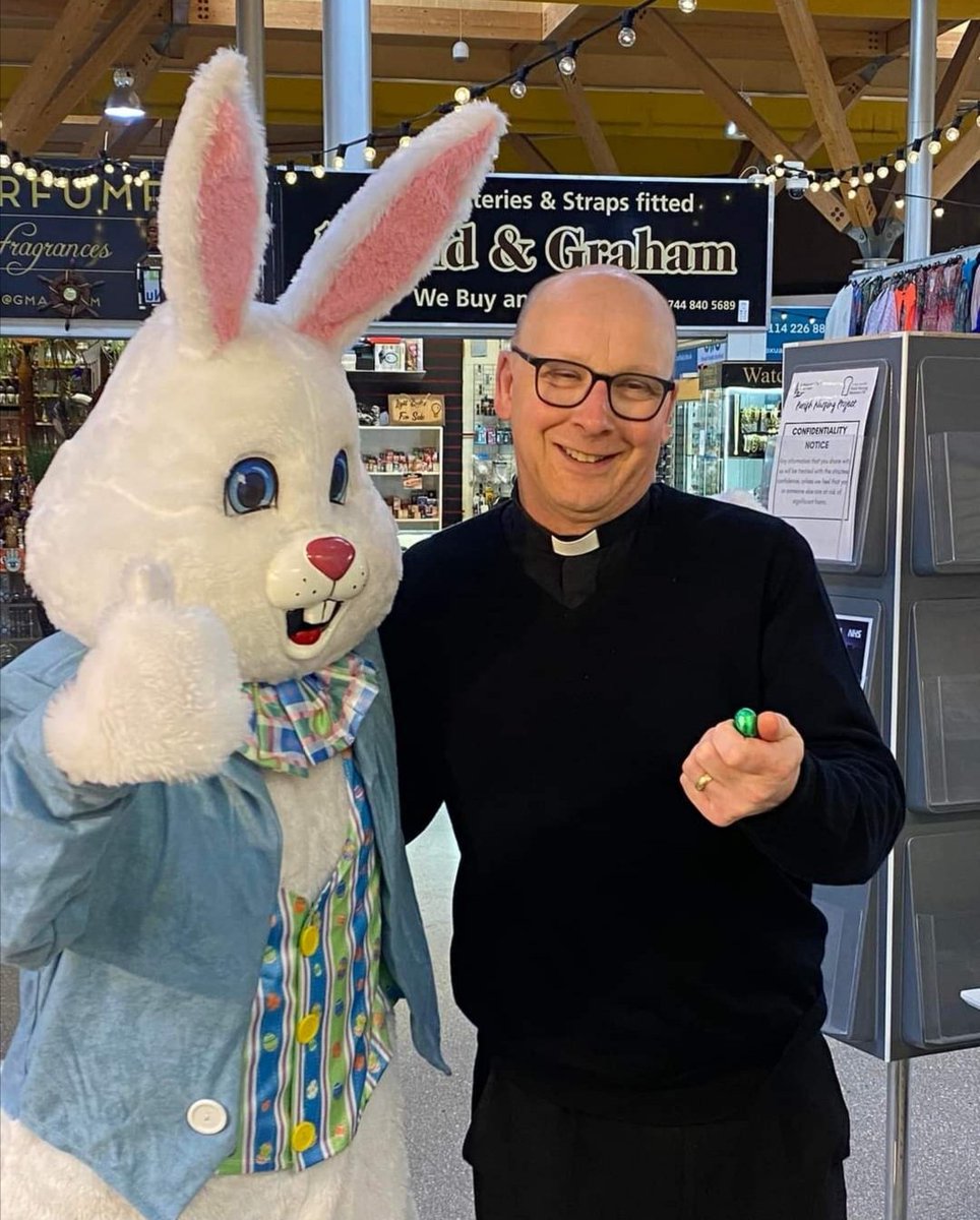 We have a new team member 🥳🥳Fr Parker will be joining us in the market one afternoon each week, great start to his ministry, eating chocolate with the Easter bunny 😊❤️ @TheMoorMarket @DioceseofSheff @ParishNursingUK @carver_street