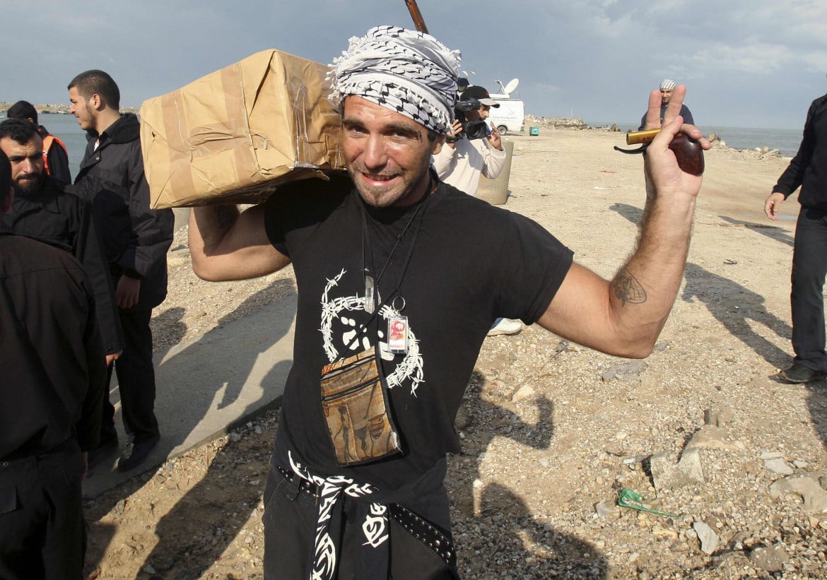 Tredici anni senza Vittorio Arrigoni. Ma di quel 'Restiamo Umani' che amava scrivere spesso,oggi non ce n'è più traccia. Non è rimasto nulla. Tutto sepolto da quasi 15Mila bambini Palestinesi morti. Perché i corpi dei bambini sono macigni sulle nostre coscienze.(chi l'ha)