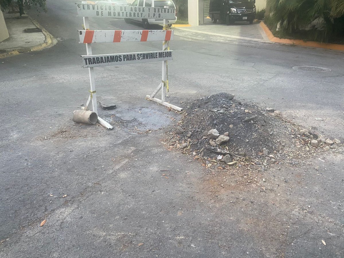 fefg1's tweet photo. @AtencionSPGG @miguelbtrevino Buen día. Para reportar una fuga de agua potable y una reparación abandonada de AyD. En Roberto G Sada entre av Pedregal Del Valle y Onix. https://t.co/qiIVp1TGP9