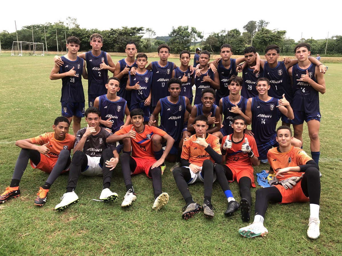 Resende_FC's tweet photo. Começando a semana por aqui. Foco na temporada! 💪🏻⚫️⚪️ #Sub15 #BaseResendeFC  #PeleAcademia https://t.co/6K5RnyEh1U