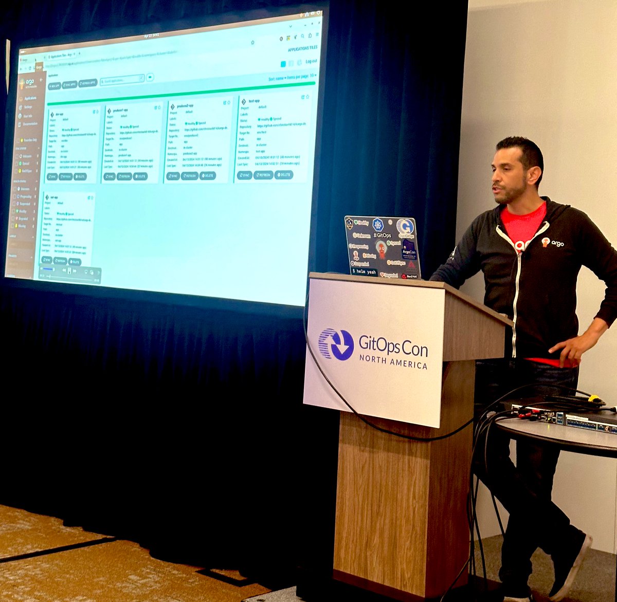 Demos are 🔥 at GitOpsCon NA today, @christianh814 was very relaxed doing one-hand demos with Kargo and ArgoCD  #GitOpsCon