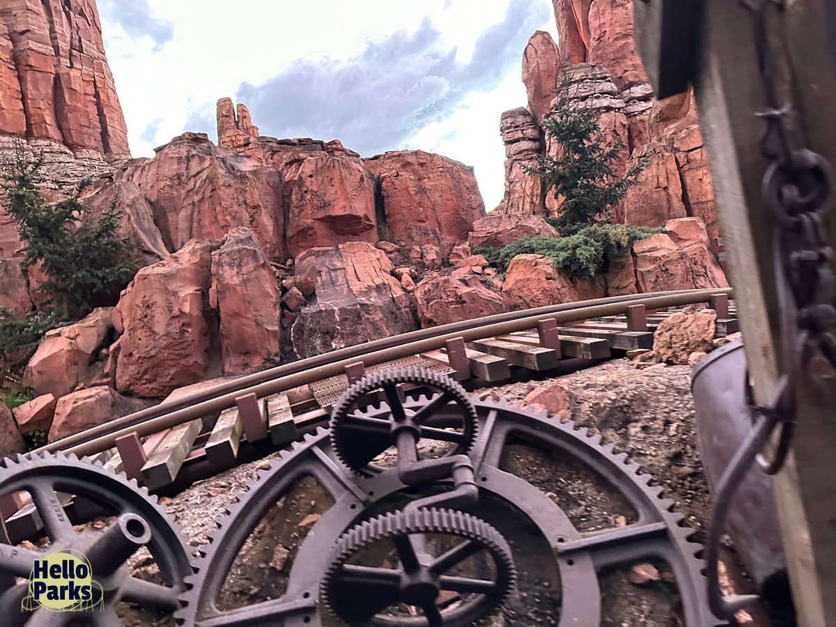 🤠 Big Thunder Mountain, c’est l’une des attractions les plus populaires de Disneyland Paris 🎢 C’est aussi l’une des attractions les plus complexes et difficiles niveau exploitation Pourquoi ? Thread sur les coulisses du Train de la Mine ⬇️ 1 -