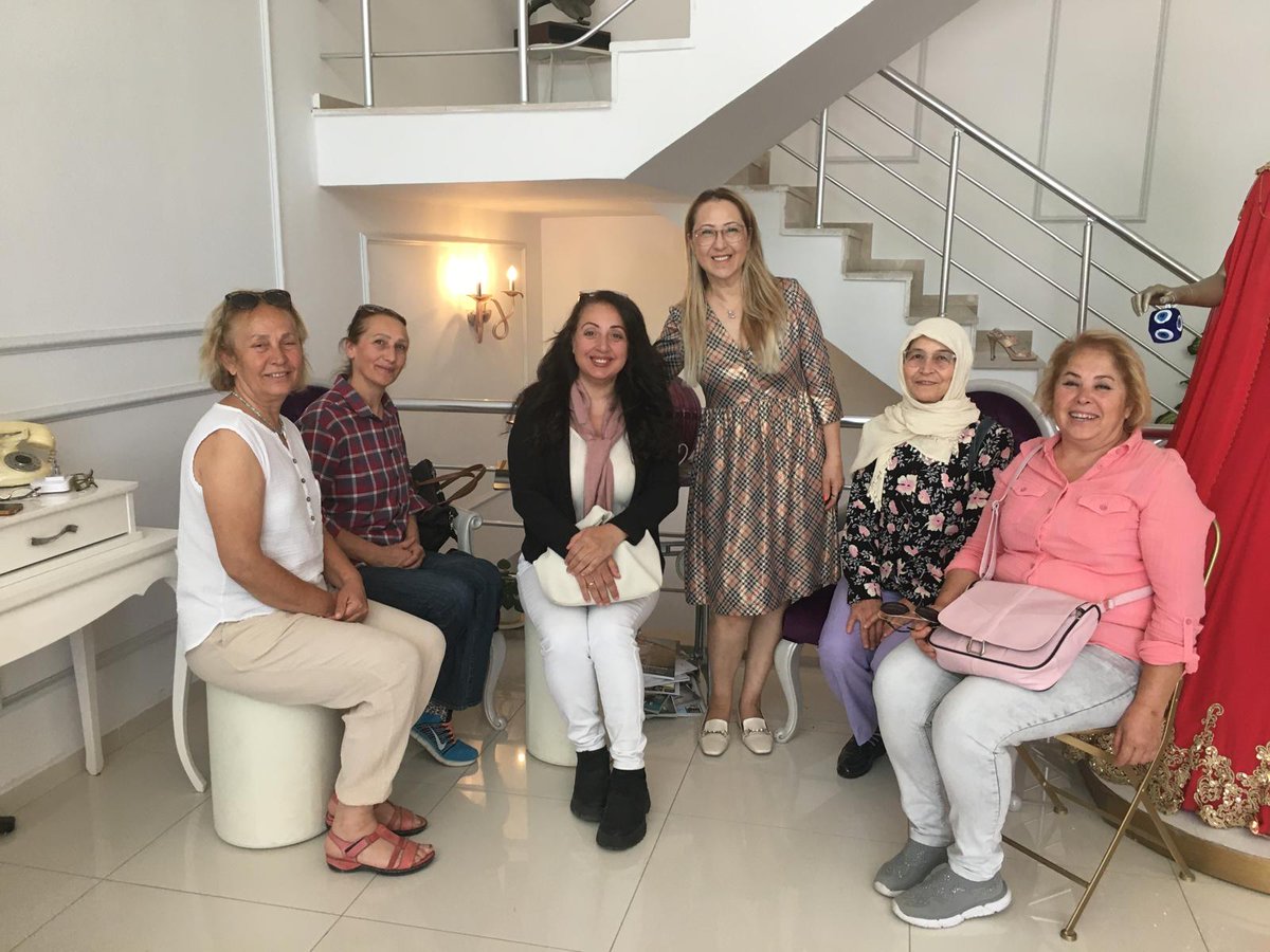 ferdabaykan48's tweet photo. DALAMAN KADINHANE KOOPERATİFİ  SAHAYA ZİYARETLERİNE BAŞLADI.
Modacı Gülsün Önal'ı ziyaret  üyeler bilgi alışverişinde bulundu. Modacı Gülsün Önal Dalaman'da yaşayan kadınlara hizmet edecek olan Kadınhane Kooperatifinin çok anlamlı bir girişim olduğunun altını çizdi. https://t.co/Bh87ebaVnE
