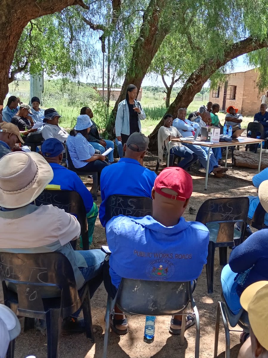 katlego_mmusi's tweet photo. We did an impeccable job as Assistant Agricultural Practitioners. Rendered services to our farmers. We love what we studied for. 
#bringBackAAPJobs #UnemployedAgricGraduates #ReinstateAAP https://t.co/Pu9CZEzhL9