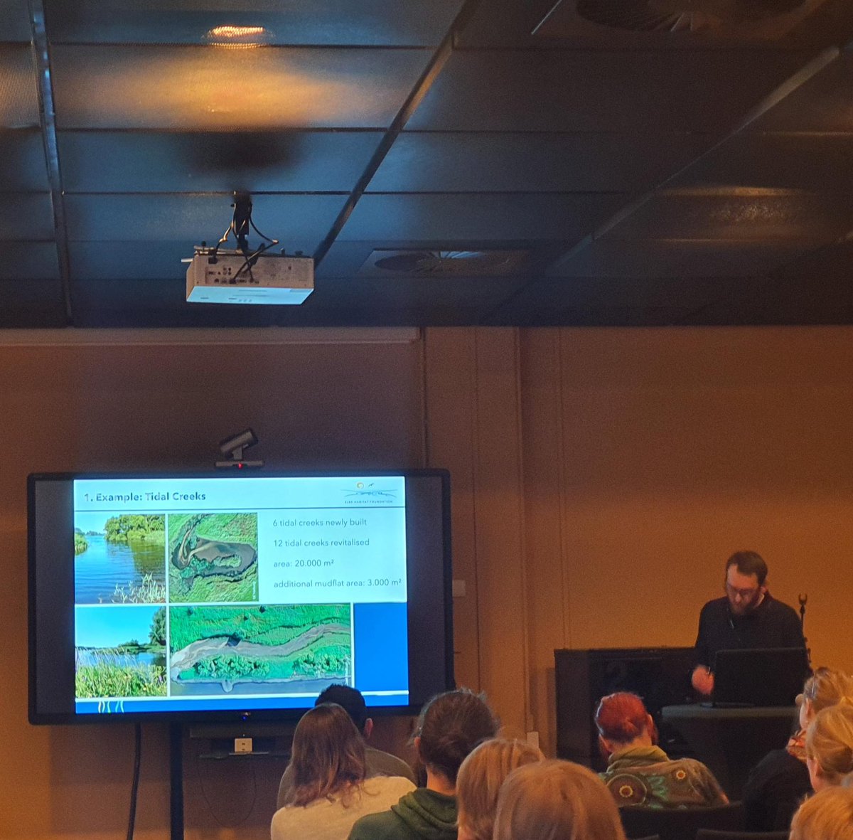 MarioBrillinger's tweet photo. ❗️Removing dams is the key to free-flowing rivers for migratory species, but free-flowing rivers also include the connectivity to floodplains

I enjoyed to introduce the Elbe Habitat Foundation and share our insights on #naturebasedsolutions for the Elbe estuary 

(2/2) https://t.co/xDPxBwnWYE