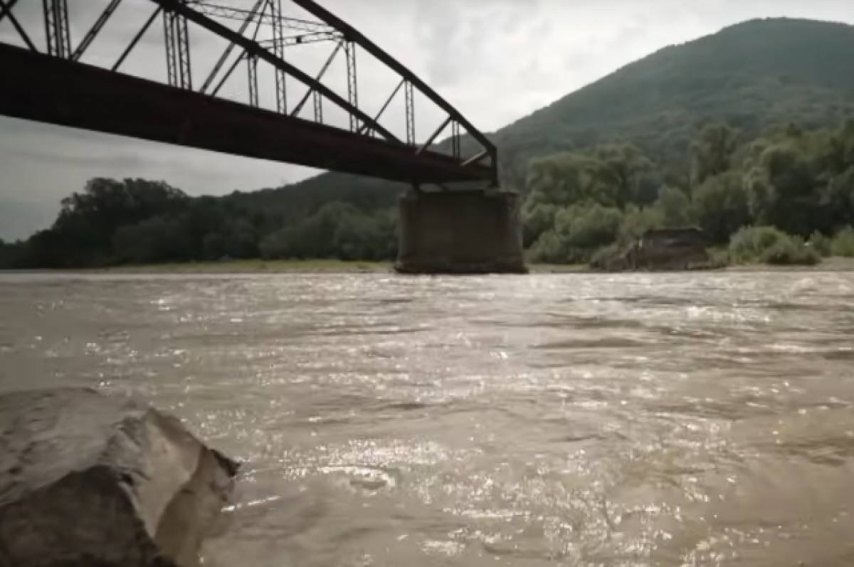 Ukrainians are ready to do anything to avoid ending up on the front lines. Ukrainian men are using any means to leave the country to avoid conscription, according to the New York Times.

Swimmers attempting to cross the Tisza River on the border with Romania to evade military