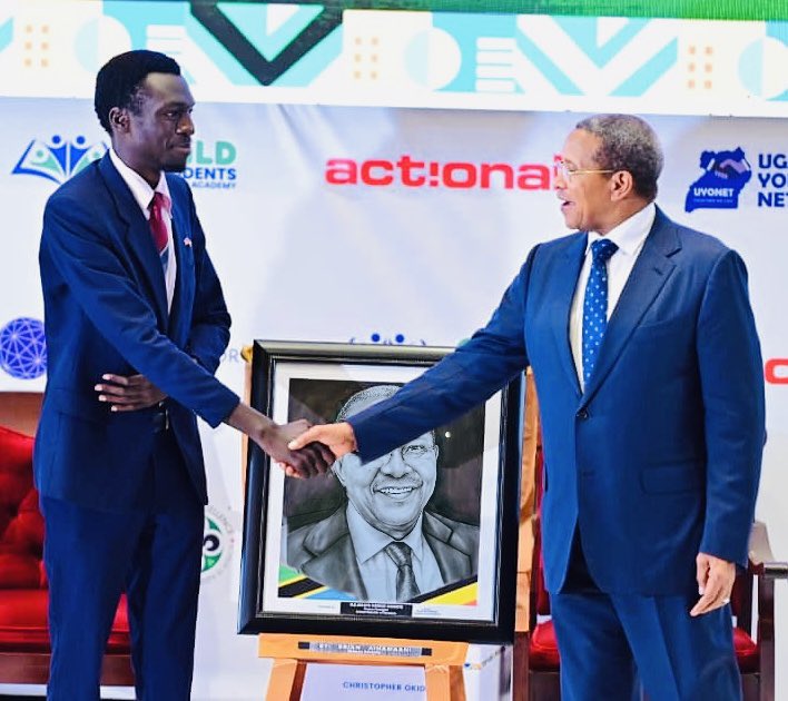 In my continued pursuit to empower youth through talent, Today, at #GuildLeadersSummit2024 held at  @Makerere , organized by @GPLAcademy. under @masdemian. I presented a drawn portrait by me, to the esteemed H.E @jmkikwete 🇹🇿
#AinamaaniBrianArtSynergy
#AinamaaniBrianEmpowerment26